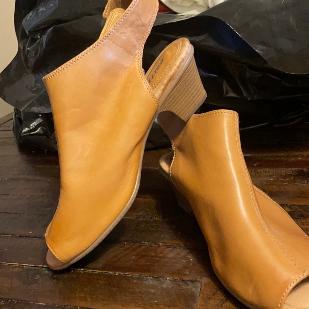 Earth 8.5 W peep toe